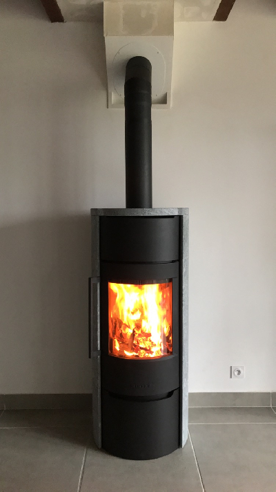 Installation d'un poêle à bois avec une finition ollaire